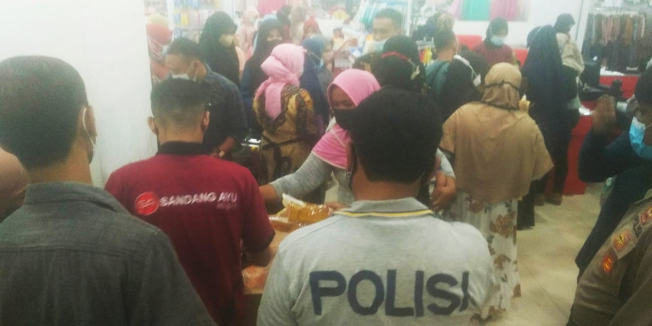 Warga berebut minyak goreng di salah satu minimarket besar Kota Pasuruan.