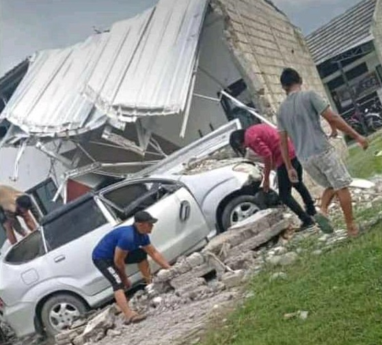 Tangkapan layar rumah warga di Wates, Kabupaten Kediri, hancur ditabrak orang yang sedang belajar mengendarai mobil, Sabtu (5/2/2022).