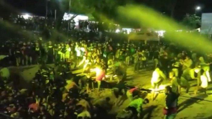 Tangkapan layar robohnya panggung konser musik DJ di Sumber Towo, Kecamatan Pagu, Kabupaten Kediri. (ist)