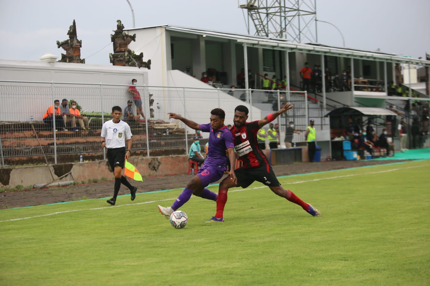 Laga Persik Kediri Melawan Persipura Jayapura di Stadion Kompyang Sujana Kamis (10/2/2022)