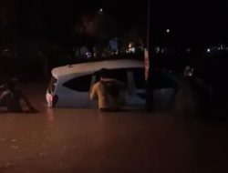 Terseret Banjir, Mobil di Pasuruan Nyaris Masuk Sungai