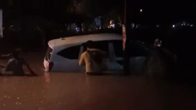 Warga dibantu mobil BPBD berusaha mengevakuasi mobil Daihatsu Sigra yang terseret banjir di Beji, Kabupaten Pasuruan (dok warga)