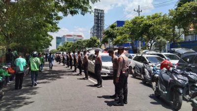 Demo ojol. (Foto: Rahman Hakim/Tugu Jatim)