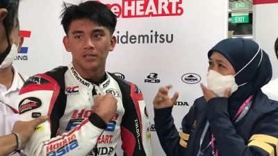 Gubernur Jatim, Khofifah Indar Parawansa, saat meninjau langsung paddock Team Honda Asia yang menaungi Mario Suryo Aji, Minggu (20/3/2022).