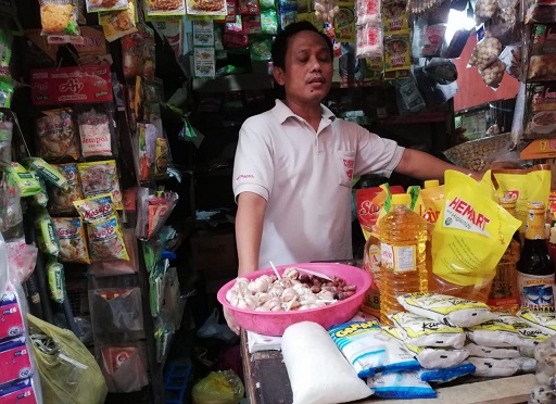 Kelangkaan minyak goreng membuat penjual di Pasar Kebonagung Pasuruan harus kulakan secara online.