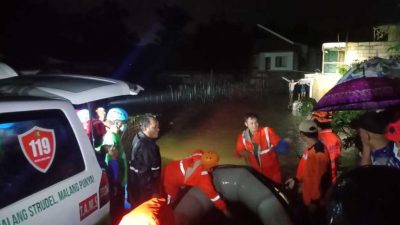 warga terjebak banjir. (Foto: M. Sholeh/Tugu Malang)