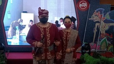 Bupati Kediri, Handhito Himawan Pramana, bersama istrinya, Eriani Annisa Hanindhito, saat acara perayaan HUT kabupaten Kediri.