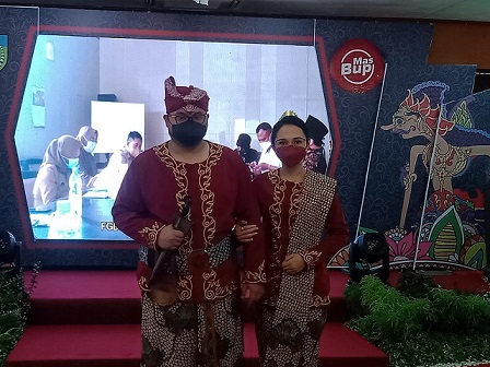 Bupati Kediri, Handhito Himawan Pramana, bersama istrinya, Eriani Annisa Hanindhito, saat acara perayaan HUT kabupaten Kediri.