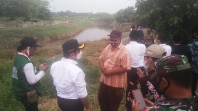 Wawali Kota Pasuruan, Adi Wibowo, saat meninjau lokasi banjir di dusun Rujak Gadung, Kelurahan Katangketug, Kecamatan Gadingrejo, Kota Pasuruan.