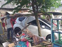 Mobil Honda Jazz Tabrak Pohon dan Warung di Tuban, Diduga Sopir Kelelahan