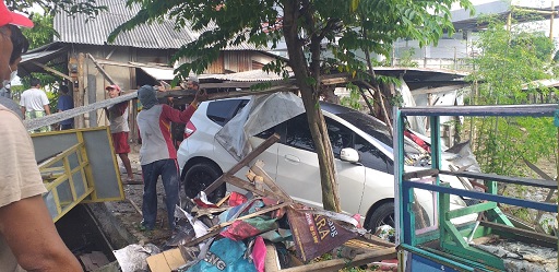 Kondisi mobil Honda Jazz setelah menabrak pohon, motor dan warung di jalan protokol Tuban, Jumat (18/3/2022).