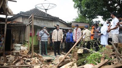 Bupati Tuban, Aditya Halindra Faridzky, meninjau daerah yang dilanda musibah banjir di Kecamatan Kerek, Kabupaten Tuban.