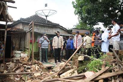 Bupati Tuban, Aditya Halindra Faridzky, meninjau daerah yang dilanda musibah banjir di Kecamatan Kerek, Kabupaten Tuban.