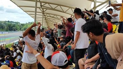 Para penonton MotoGP seri 2 Sirkuit Internasional Mandalika sangat antusia menunggu jalan balapan.