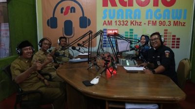 Dwi Rianto Jatmiko, Wakil Bupati Ngawi (paling kiri) saat mengisi acara Ngawi Inspirasi di Radio Suara Ngawi.