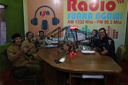 Dwi Rianto Jatmiko, Wakil Bupati Ngawi (paling kiri) saat mengisi acara Ngawi Inspirasi di Radio Suara Ngawi.