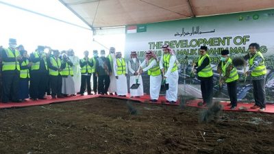 Rektor UIN Maliki Malang, Prof Dr M Zainuddin, Wakil Duta Besar Kerajaan Arab Saudi, Yahya Hasan Almarshad, dan CEO Saudi Find for Development (SFD), Sultan bin Abdurrahman Almarshad ,beserta rombongan menandai proyek pengembangan tahap awal kampus 3 UIN Malang.