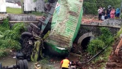 Truk trailer. (Foto: Dokumen warga/Tugu Jatim)