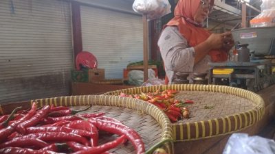 Dewi, salah satu pedagang sayur di Pasar Pahing, Kota Kediri.