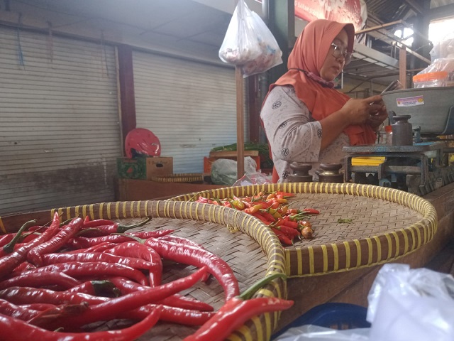 Dewi, salah satu pedagang sayur di Pasar Pahing, Kota Kediri.