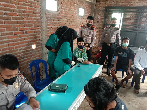 Pelaksanaan vaksinasi door to door di Desa Permanu, Kecamatan Pakisaji, Kabupaten Malang.