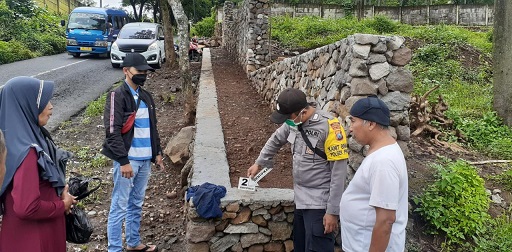 Polisi memeriksa TKP pembuangan bayi laki-laki di Kecamatan Prigen, Kabupaten Pasuruan.