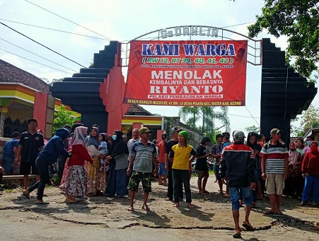 Puluhan warga demo tolak pelaku pembacokan di Wates bernama Riyanto dipulangkan.