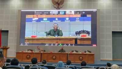 Dahlan Iskan, mantan Menteri BUMN memberikan pemaparan di seminar nasional di Universitas Negeri Malang.