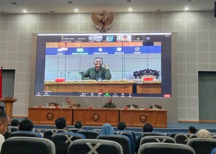 Dahlan Iskan, mantan Menteri BUMN memberikan pemaparan di seminar nasional di Universitas Negeri Malang.
