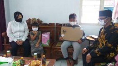 Mensos Risma Santuni 2 Anak Korban Kerusuhan “Diskotik Sorong Papua” di Purwodadi Pasuruan