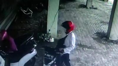 Maling motor berpakaian rapi berhasil curi motor di klinik Pasuruan pada Minggu (13/03/2022).