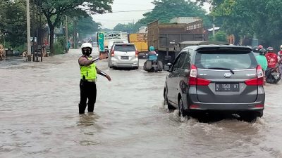 Banjir di jalur Pantura mengharuskan petugas kepolisian mengalihkan arus kendaraan melalui tol, Rabu (30/3/2022).