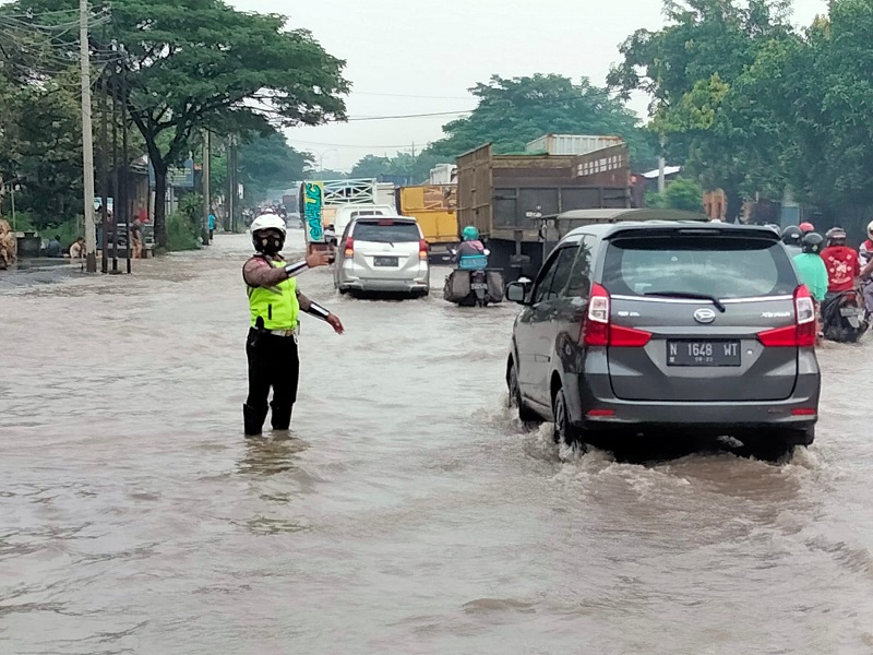 Banjir di jalur Pantura mengharuskan petugas kepolisian mengalihkan arus kendaraan melalui tol, Rabu (30/3/2022).