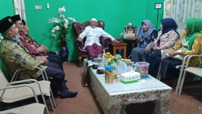 Jajaran Kantor Kementerian Agama (Kemenag) Kabupaten Tuban bersilaturahmi ke rumah Ketua MUI Tuban dan juga menjabat sebagai wakil Rois Syuriyah PWNU Jatim, KH. Abdul Matin Jawahir.