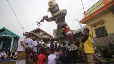 Proses upacara arak ogoh-Ogoh di Desa Baledono, Pasuruan, jelang hari raya Nyepi.