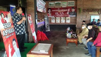 Wakil Ketua MPR RI, Ahmad Basarah, bersama Wakil Wali Kota Batu Punjul Santoso saat berdialog dengan warga Desa Torongrejo, Kota Batu, Senin (14/3/2022).