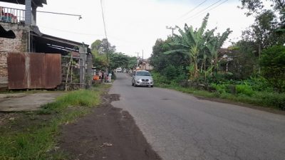 Patok di Jalan PB Sudirman, Kecamatan Banyakan, Kabupaten Kediri yang akan dilakukan pelebaran