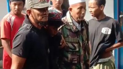 Aksi maling kotak amal. (Foto: tangkapan layar video warga/Tugu Jatim)