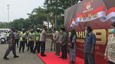 Irjen Pol Nico Afinta mewakili Akabri 92 memberikan sembako kepada masyarakat, Senin (7/3/2022).