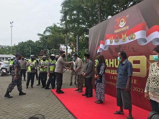 Irjen Pol Nico Afinta mewakili Akabri 92 memberikan sembako kepada masyarakat, Senin (7/3/2022).