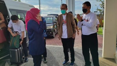 Wali Kota Madiun, Maidi, saat menyambut Gubernur Jawa Timur, Khofifah Indar Parawansa, yang baru tiba di Bandara Internasional Lombok.