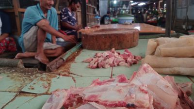 Pedagang pasar Selowari tetap berjualan daging sapi