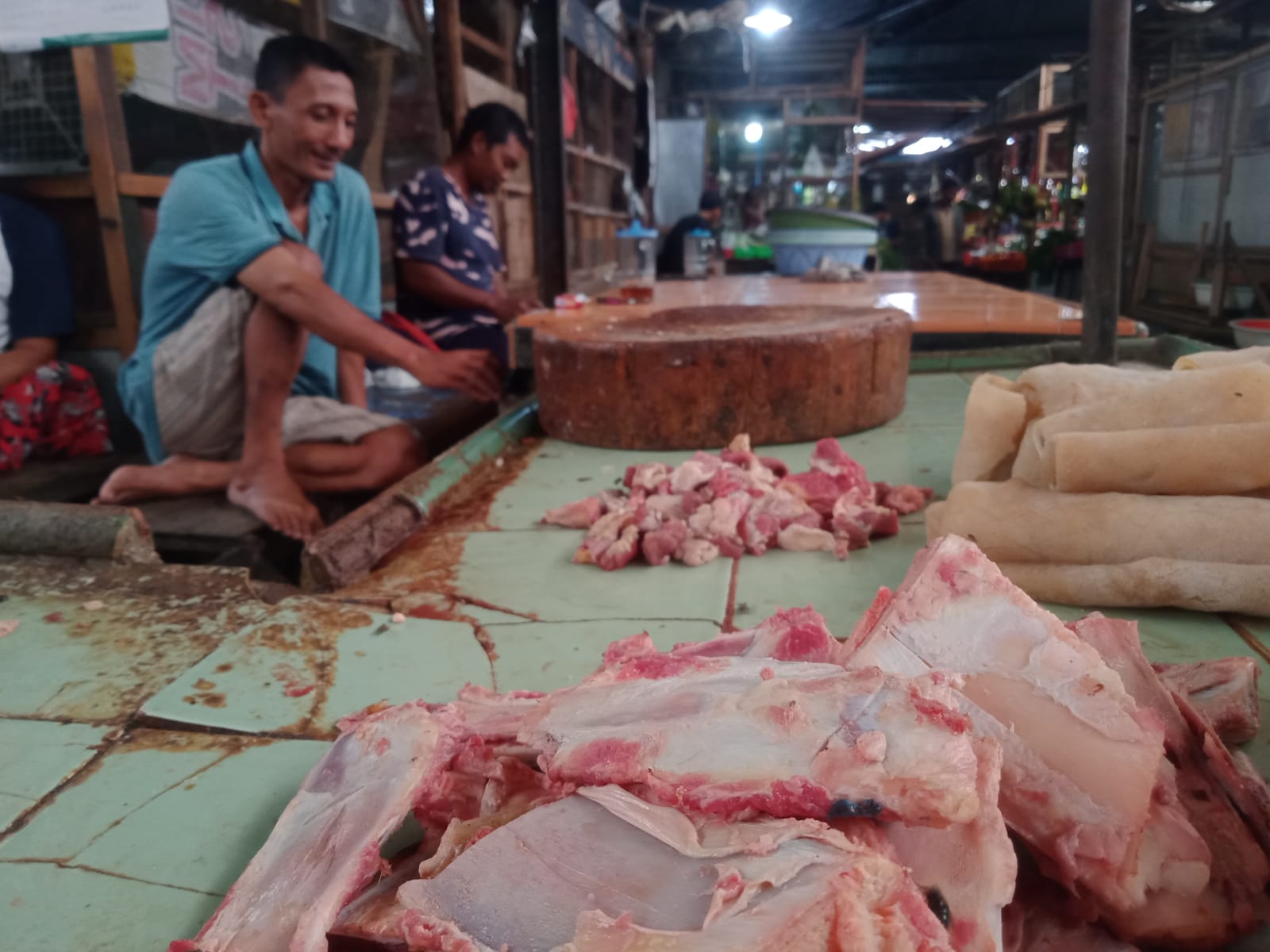 Pedagang pasar Selowari tetap berjualan daging sapi