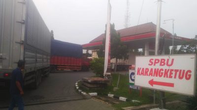 Antrian truk panjang di pengisian solar SPBU Karangketug, Kota Pasuruan, Kamis (31/3/2022).