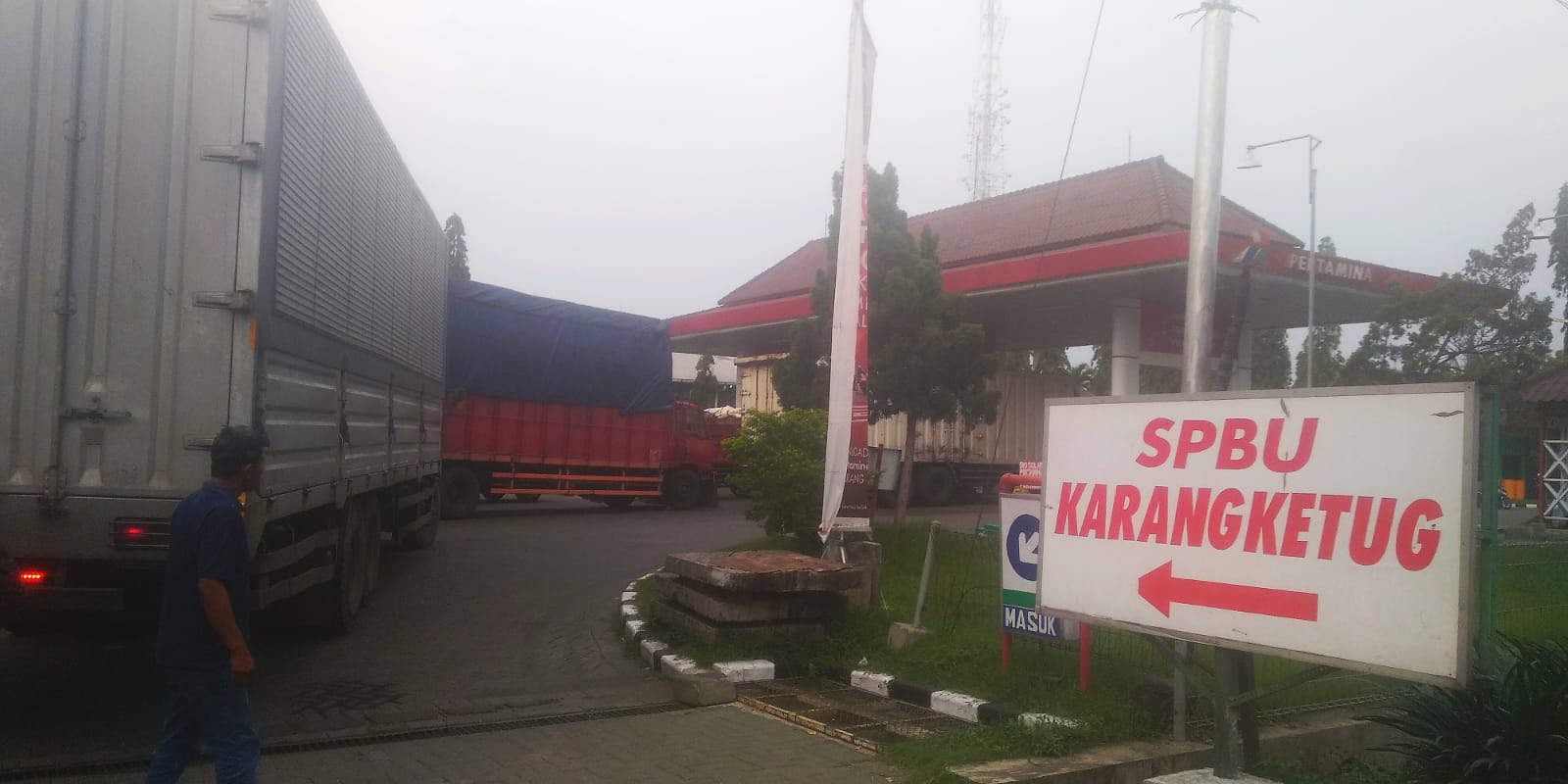 Antrian truk panjang di pengisian solar SPBU Karangketug, Kota Pasuruan, Kamis (31/3/2022).