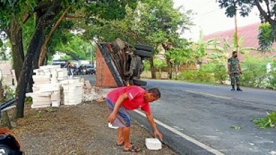 Truk terguling di jalan raya Desa Prayungan Kecamatan Sumberrejo, Bojonegoro, Selasa (15/03/2022).