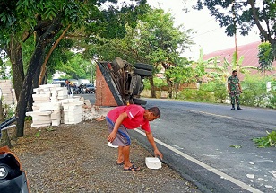 Truk terguling di jalan raya Desa Prayungan Kecamatan Sumberrejo, Bojonegoro, Selasa (15/03/2022).