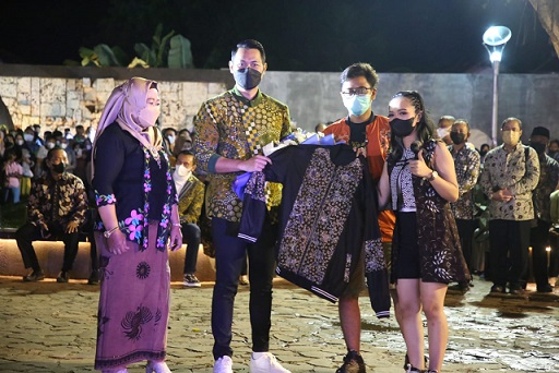 Bupati Tuban, Aditya Halindra Faridzky, menerima souvenir baju batik dari pengrajin batik Tuban. 