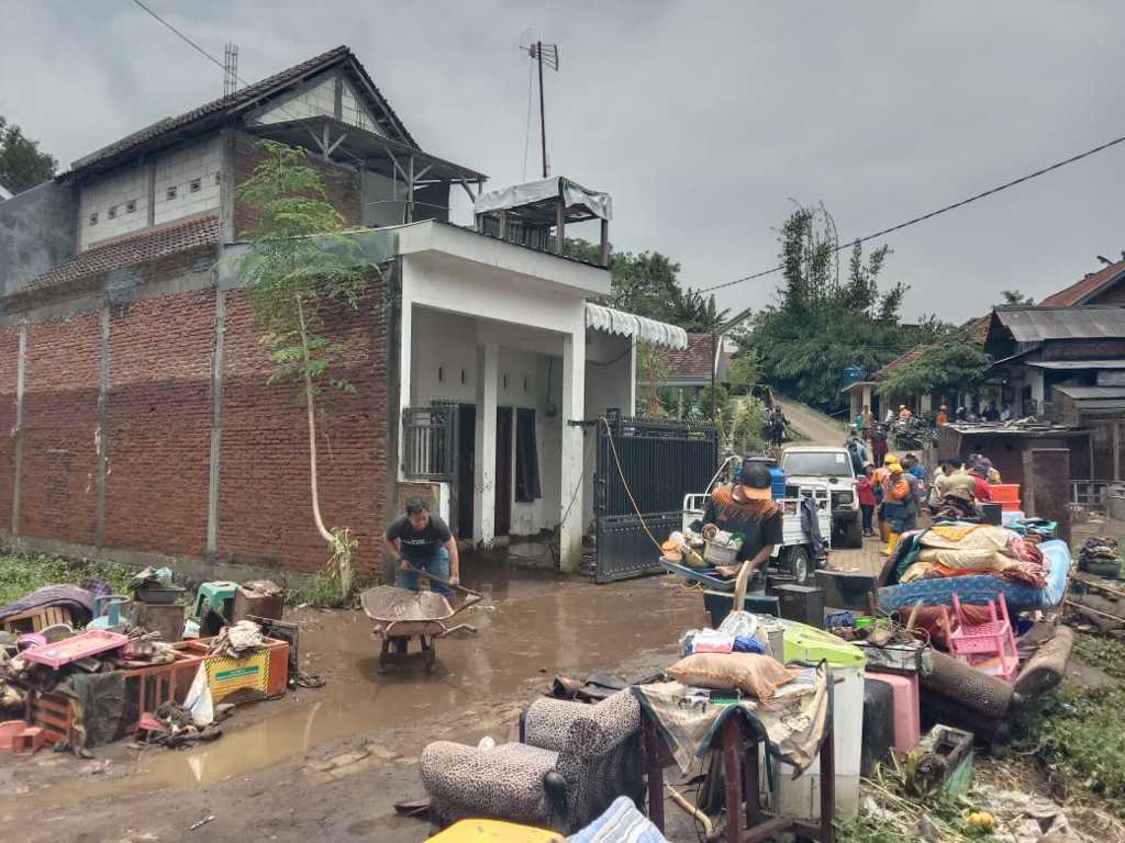 Korban banjir Malang. (Foto: M. Sholeh/Tugu Malang)
