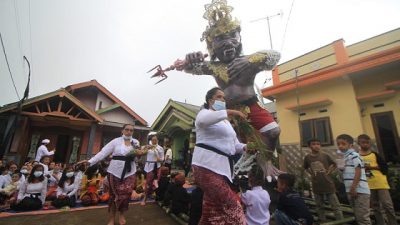 Patung ogoh-ogoh dibuat bersama-sama oleh umat Hindu, Islam, dan Kristen di Desa Baledono, Tosari, Pasuruan.